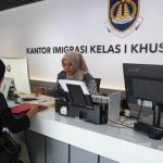 Petugas imigrasi melayani pemohon paspor rangkaian Hari Bhkati Imigrasi.