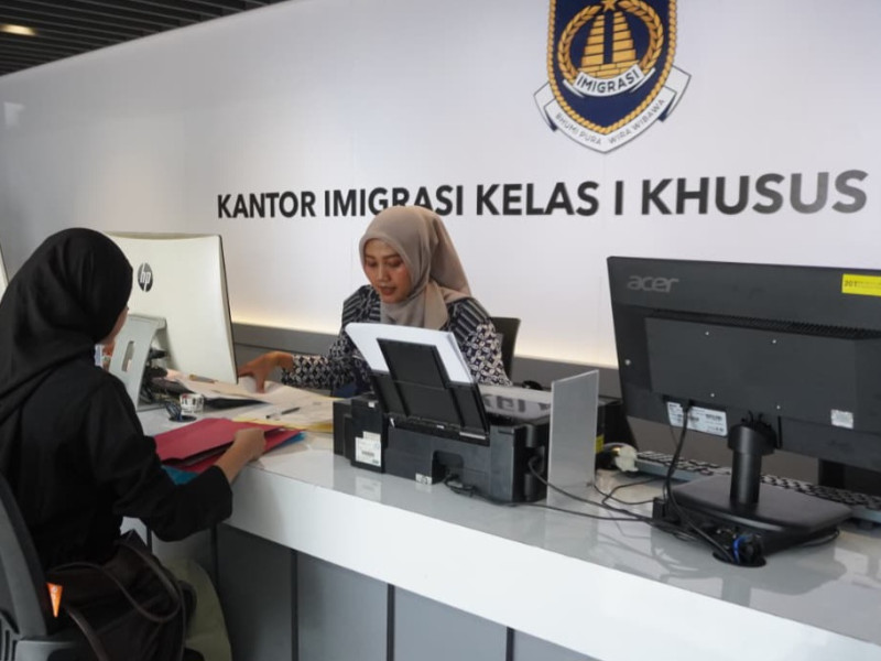 Petugas imigrasi melayani pemohon paspor rangkaian Hari Bhkati Imigrasi.