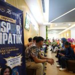 Sejumlah pemohon menunggu pelayanan paspor di Immigration Lounge Ciputra World Surabaya dalam rangka Hari Bakti Imigrasi (HBI) kemarin.