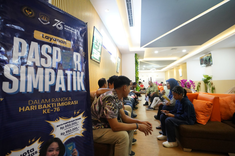 Sejumlah pemohon menunggu pelayanan paspor di Immigration Lounge Ciputra World Surabaya dalam rangka Hari Bakti Imigrasi (HBI) kemarin.