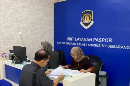 imigrasi melayani pemohon paspor yng hadir dalam rangka Hari Bhakti Imigrasi di ULP Semarang.