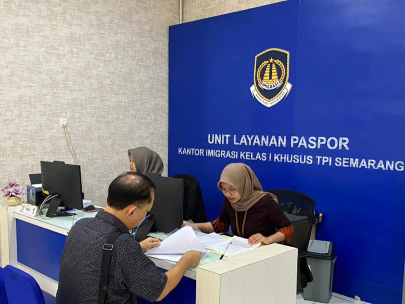 imigrasi melayani pemohon paspor yng hadir dalam rangka Hari Bhakti Imigrasi di ULP Semarang.
