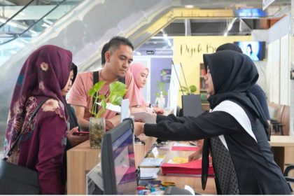 Petugas imigrasi melayani pembuatan Paspor Simpatik di Kanim Cilegon.