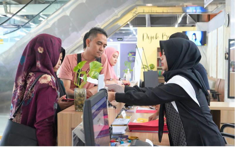 Petugas imigrasi melayani pembuatan Paspor Simpatik di Kanim Cilegon.