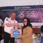 Kepala Kantor Imigrasi Kelas I Khusus TPI Semarang, Ari Widodo, membagikan bantuan sosial kepada anak-anak panti asuhan.