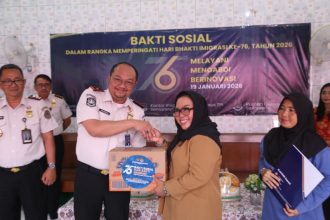 Kepala Kantor Imigrasi Kelas I Khusus TPI Semarang, Ari Widodo, membagikan bantuan sosial kepada anak-anak panti asuhan.