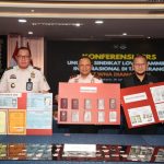 Pelaksana Tugas (Plt) Direktur Jenderal Imigrasi, Yuldi Yusman, menunjukkan BB milik para WNA yang diamankan di Tangerang.