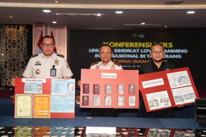 Pelaksana Tugas (Plt) Direktur Jenderal Imigrasi, Yuldi Yusman, menunjukkan BB milik para WNA yang diamankan di Tangerang.