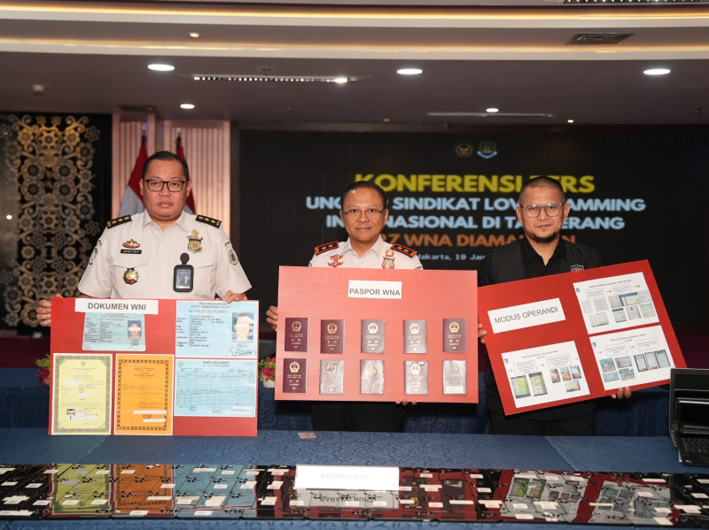 Pelaksana Tugas (Plt) Direktur Jenderal Imigrasi, Yuldi Yusman, menunjukkan BB milik para WNA yang diamankan di Tangerang.