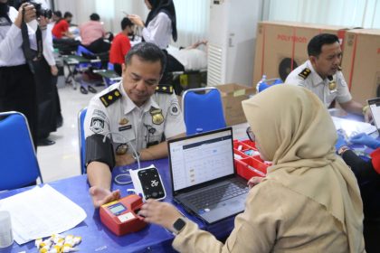 Petugas melayani pegawai Imigrasi yang sedang mendonorkan darahnya memperingati Hari Bhakti Imigrasi di Kanim Kelas I Khusus Semarang.