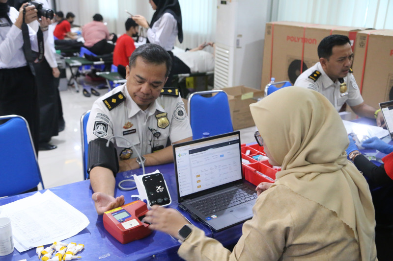 Petugas melayani pegawai Imigrasi yang sedang mendonorkan darahnya memperingati Hari Bhakti Imigrasi di Kanim Kelas I Khusus Semarang.