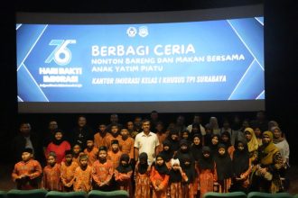 Kepala Kantor Imigrasi Kelas I Khusus TPI Surabaya Agus Winarto bersama para kepala bidang dan jajaran mengikuti rangkaian bakti sosial Hari Bakti Imigrasi ke-76.