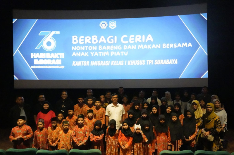 Kepala Kantor Imigrasi Kelas I Khusus TPI Surabaya Agus Winarto bersama para kepala bidang dan jajaran mengikuti rangkaian bakti sosial Hari Bakti Imigrasi ke-76.