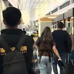 Petugas imigrasi mengawal keempat WNA Tajikistan yang masih dalam hubungan satu keluarga untuk dilakukan deportasi melalui Bandara Internasional Soekarno-Hatta, Jakarta, untuk dipulangkan ke negara asal.