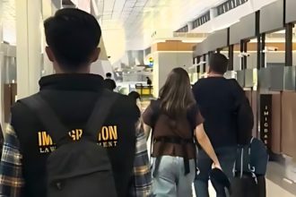 Petugas imigrasi mengawal keempat WNA Tajikistan yang masih dalam hubungan satu keluarga untuk dilakukan deportasi melalui Bandara Internasional Soekarno-Hatta, Jakarta, untuk dipulangkan ke negara asal.