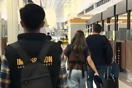 Petugas imigrasi mengawal keempat WNA Tajikistan yang masih dalam hubungan satu keluarga untuk dilakukan deportasi melalui Bandara Internasional Soekarno-Hatta, Jakarta, untuk dipulangkan ke negara asal.