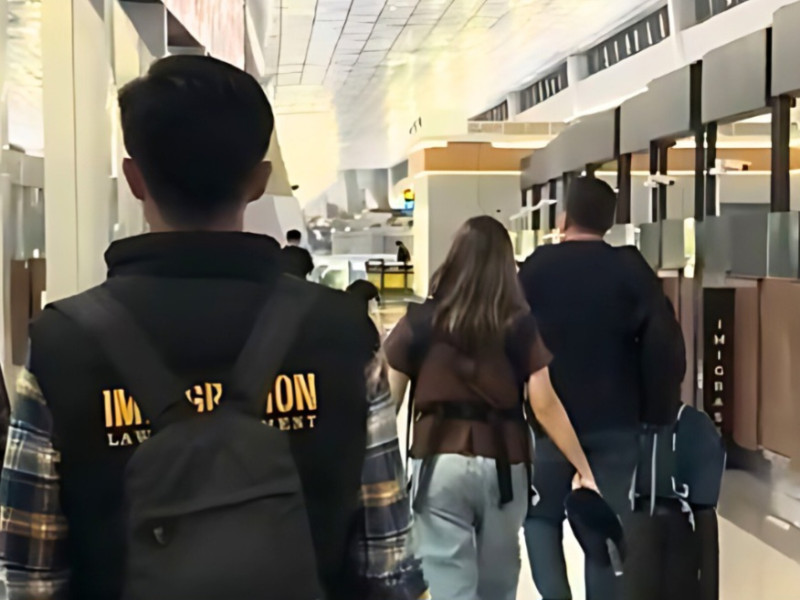 Petugas imigrasi mengawal keempat WNA Tajikistan yang masih dalam hubungan satu keluarga untuk dilakukan deportasi melalui Bandara Internasional Soekarno-Hatta, Jakarta, untuk dipulangkan ke negara asal.