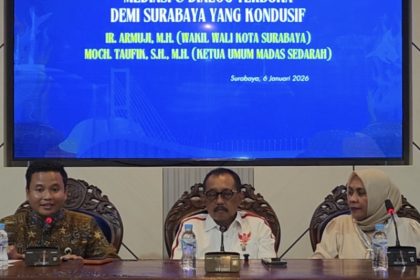 Ketua Umum Madas Sedara M Taufik, Wakil Wali Kota Surabaya Armuji dan Rektor Universitas Dr Soetomo, Siti Marwiyah.