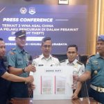 Kepala Kantor Imigrasi Kelas I Khusus TPI Surabaya, Agus Winarto bersama petugas Angkasa Pura dan TNI AL menggelar rilis di aula Kantor Imigrasi Surabaya.
