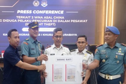 Kepala Kantor Imigrasi Kelas I Khusus TPI Surabaya, Agus Winarto bersama petugas Angkasa Pura dan TNI AL menggelar rilis di aula Kantor Imigrasi Surabaya.