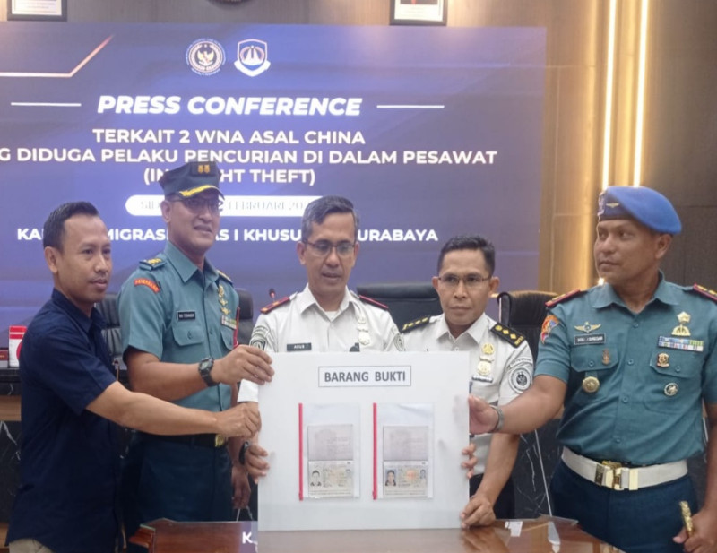 Kepala Kantor Imigrasi Kelas I Khusus TPI Surabaya, Agus Winarto bersama petugas Angkasa Pura dan TNI AL menggelar rilis di aula Kantor Imigrasi Surabaya.