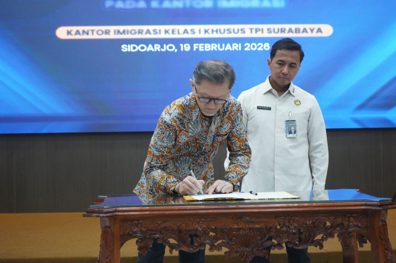 Direktur Visa dan Dokumen Perjalanan Ditjen Imigrasi, Eko Budianto (kanan), menyaksikan Direktur Konsuler Kementerian Luar Negeri, Akio Tamala, menandatangani kerja sama pilot project nasional pengambilan data biometrik paspor dinas.