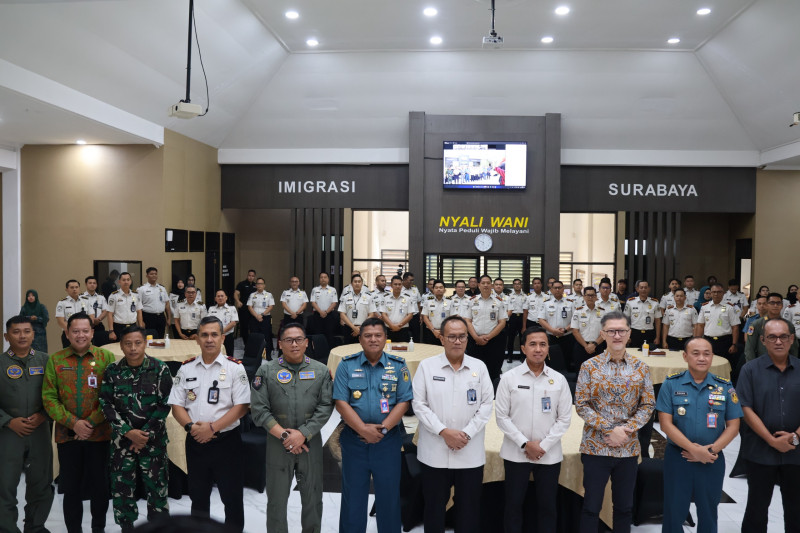 Kegiatan foto bersama jajaran Petinggi AALDirektur Visa dan Dokumen Perjalanan (Imigrasi), Eko Budianto, serta Direktur Konsuler (Kemenlu) Akio Tamala.