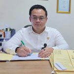 Kepala Seksi Dokumen Perjalanan Kantor Imigrasi Surabaya, Gelar Handoko Andi Putra, memastikan tetap memberikan pelayanan prima selama bulan puasa.