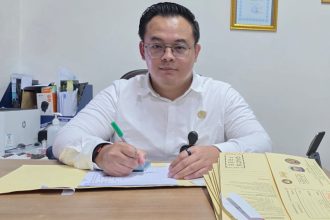 Kepala Seksi Dokumen Perjalanan Kantor Imigrasi Surabaya, Gelar Handoko Andi Putra, memastikan tetap memberikan pelayanan prima selama bulan puasa.