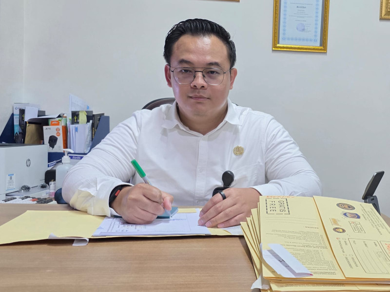 Kepala Seksi Dokumen Perjalanan Kantor Imigrasi Surabaya, Gelar Handoko Andi Putra, memastikan tetap memberikan pelayanan prima selama bulan puasa.