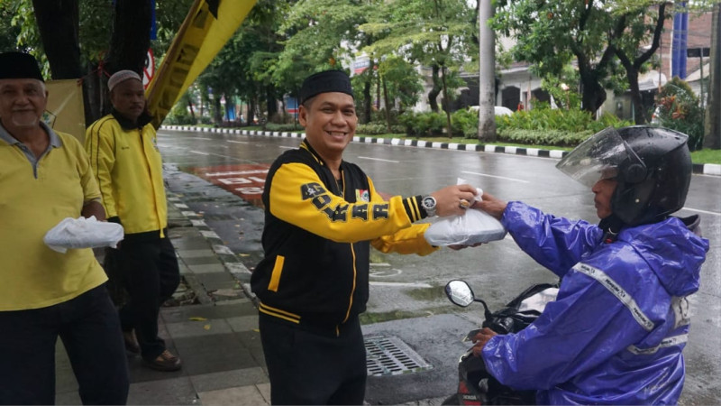 Ketua DPD Golkar Surabaya, Akmarawita Kadir, ikut turun ke jalan membagikan takjil.