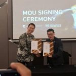 Direktur Pakuwon Group, Sutandi Purnomosidi (kanan) bersama Executive Director Southeast Asia STB, Terrence Voon, menunjukkan kerjasama.