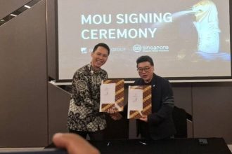 Direktur Pakuwon Group, Sutandi Purnomosidi (kanan) bersama Executive Director Southeast Asia STB, Terrence Voon, menunjukkan kerjasama.