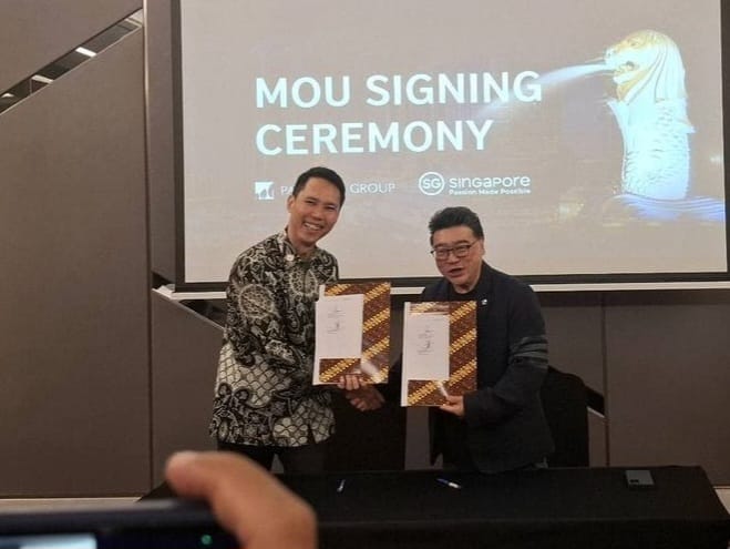 Direktur Pakuwon Group, Sutandi Purnomosidi (kanan) bersama Executive Director Southeast Asia STB, Terrence Voon, menunjukkan kerjasama.