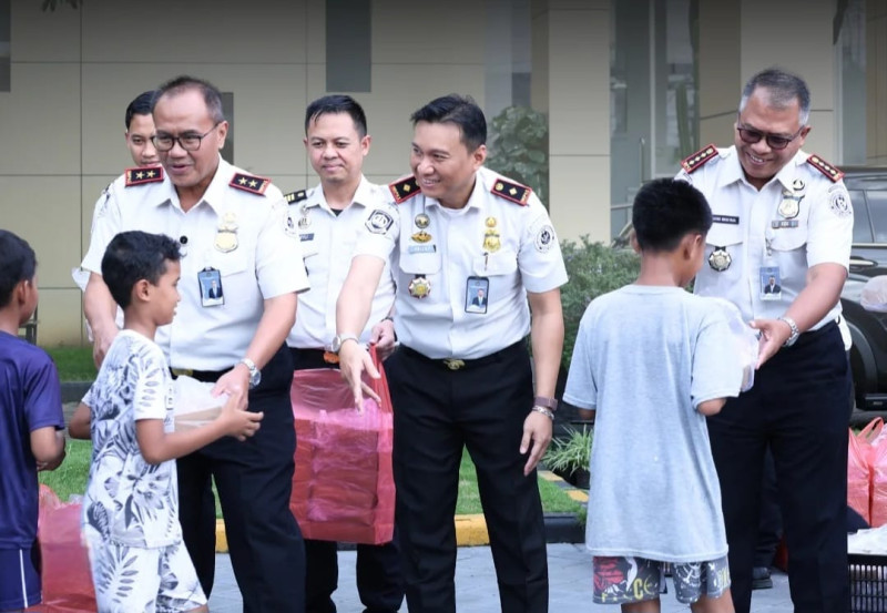 Kepala Kantor Imigrasi Kediri, Antonius Frizky Saniscara Cahya Putra, mendampingi Kepala Kanwil Ditjen Imigrasi Jawa Timur, Novianto Sulastono, saat menyerahkan bingkisan kepada anak yatim piatu usai kegiatan evaluasi kinerja.