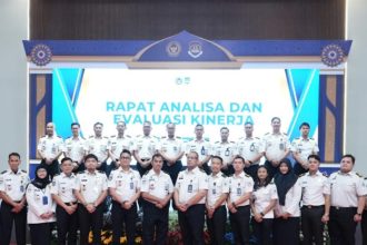 Seluruh jajaran Imigrasi Jatim berfoto bersama usai kegiatan.