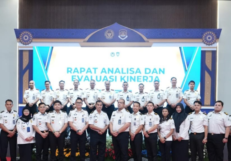 Seluruh jajaran Imigrasi Jatim berfoto bersama usai kegiatan.