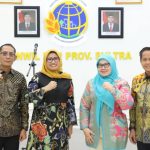 Budi Hartanto (kiri), Kakanwil baru BPN Sultra bersama istri dan Kakanwil sebelumnya, Rahmat bersama istri usai sertijab di aula kanwil pada Sabtu, 21 Februari 2026.