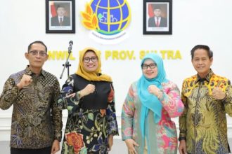 Budi Hartanto (kiri), Kakanwil baru BPN Sultra bersama istri dan Kakanwil sebelumnya, Rahmat bersama istri usai sertijab di aula kanwil pada Sabtu, 21 Februari 2026.
