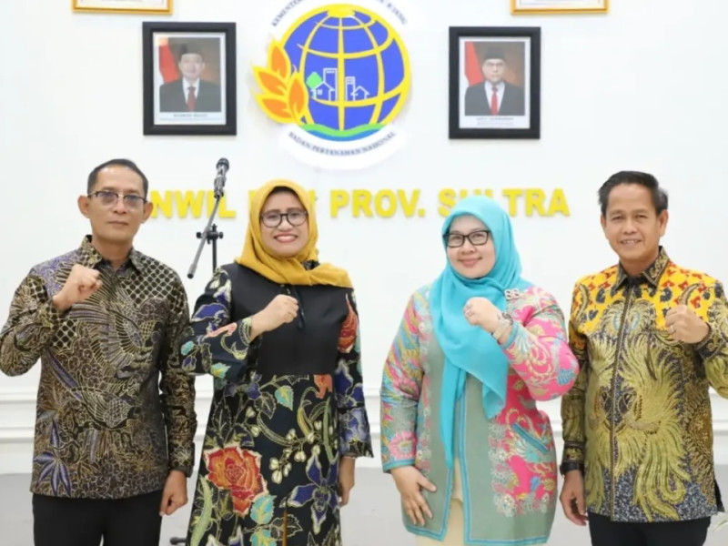 Budi Hartanto (kiri), Kakanwil baru BPN Sultra bersama istri dan Kakanwil sebelumnya, Rahmat bersama istri usai sertijab di aula kanwil pada Sabtu, 21 Februari 2026.