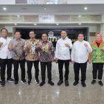 Jajaran Kantor Pertanahan Surabaya I foyo bersama dengan Direktur Jenderal Pengendalian dan Penertiban Tanah dan Ruang (PPTR), Lampri.