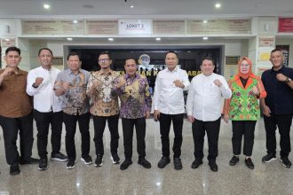 Jajaran Kantor Pertanahan Surabaya I foyo bersama dengan Direktur Jenderal Pengendalian dan Penertiban Tanah dan Ruang (PPTR), Lampri.