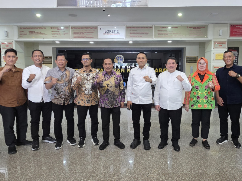 Jajaran Kantor Pertanahan Surabaya I foyo bersama dengan Direktur Jenderal Pengendalian dan Penertiban Tanah dan Ruang (PPTR), Lampri.