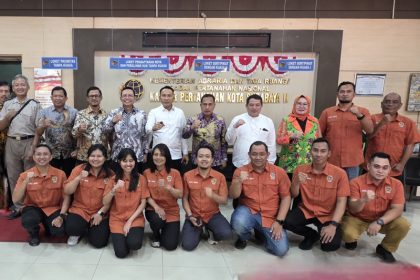 Dirjen PPTR Lampri dan Dirjen Sengketa Iljas serta Kakanwil BPN Jatim Asep Heri berfoto bersama dengan jajaran dan staf Kantor Pertanahan Surabaya II yang sejak pagi tetap buka memberikan pelayanan meski di suasan liburan Idulfitri 1447 Hijriah.