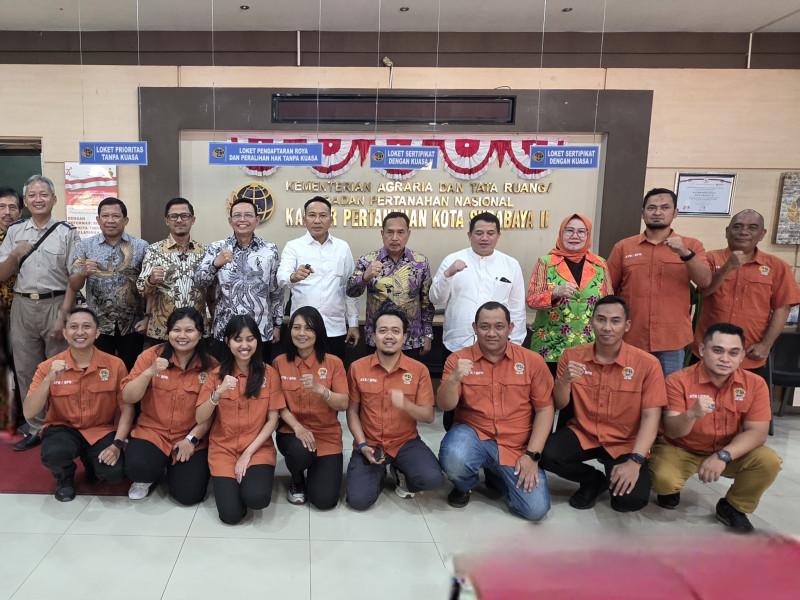 Dirjen PPTR Lampri dan Dirjen Sengketa Iljas serta Kakanwil BPN Jatim Asep Heri berfoto bersama dengan jajaran dan staf Kantor Pertanahan Surabaya II yang sejak pagi tetap buka memberikan pelayanan meski di suasan liburan Idulfitri 1447 Hijriah.