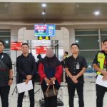 Petugas Imigrasi Ponorogo mengawal pendeportasian WN Malaysia sampai ke Bandara Internasional Juanda, Surabaya.