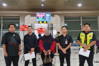 Petugas Imigrasi Ponorogo mengawal pendeportasian WN Malaysia sampai ke Bandara Internasional Juanda, Surabaya.