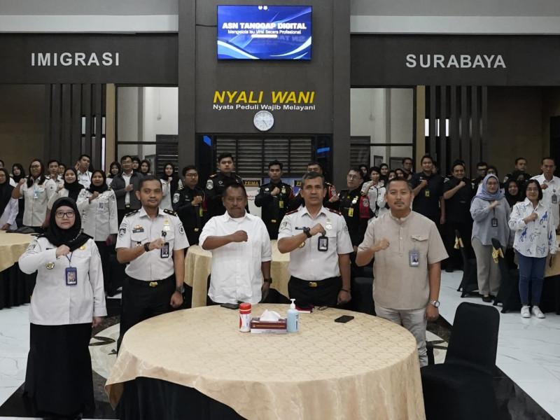 Jajaran Imigrasi Surabaya bersama PWI Jatim dalam sebuah diskusi dengan mengusung tema “Peran Pers dalam Membentuk Persepsi Publik terhadap Kebijakan dan Penegakan Hukum Keimigrasian”.