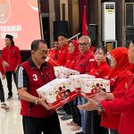 Ketua DPC PDI Perjuangan Kota Surabaya, Armuji, membagikan bingkisan kepada kader partai, anak yatim dan warga miskin.