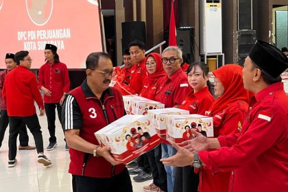 Ketua DPC PDI Perjuangan Kota Surabaya, Armuji, membagikan bingkisan kepada kader partai, anak yatim dan warga miskin.